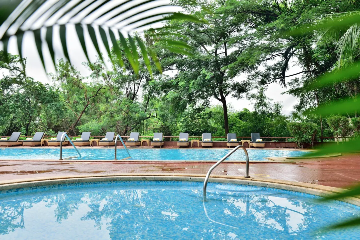 Lakeside Chalet, Mumbai - Marriott Executive Apartments Hallenbad