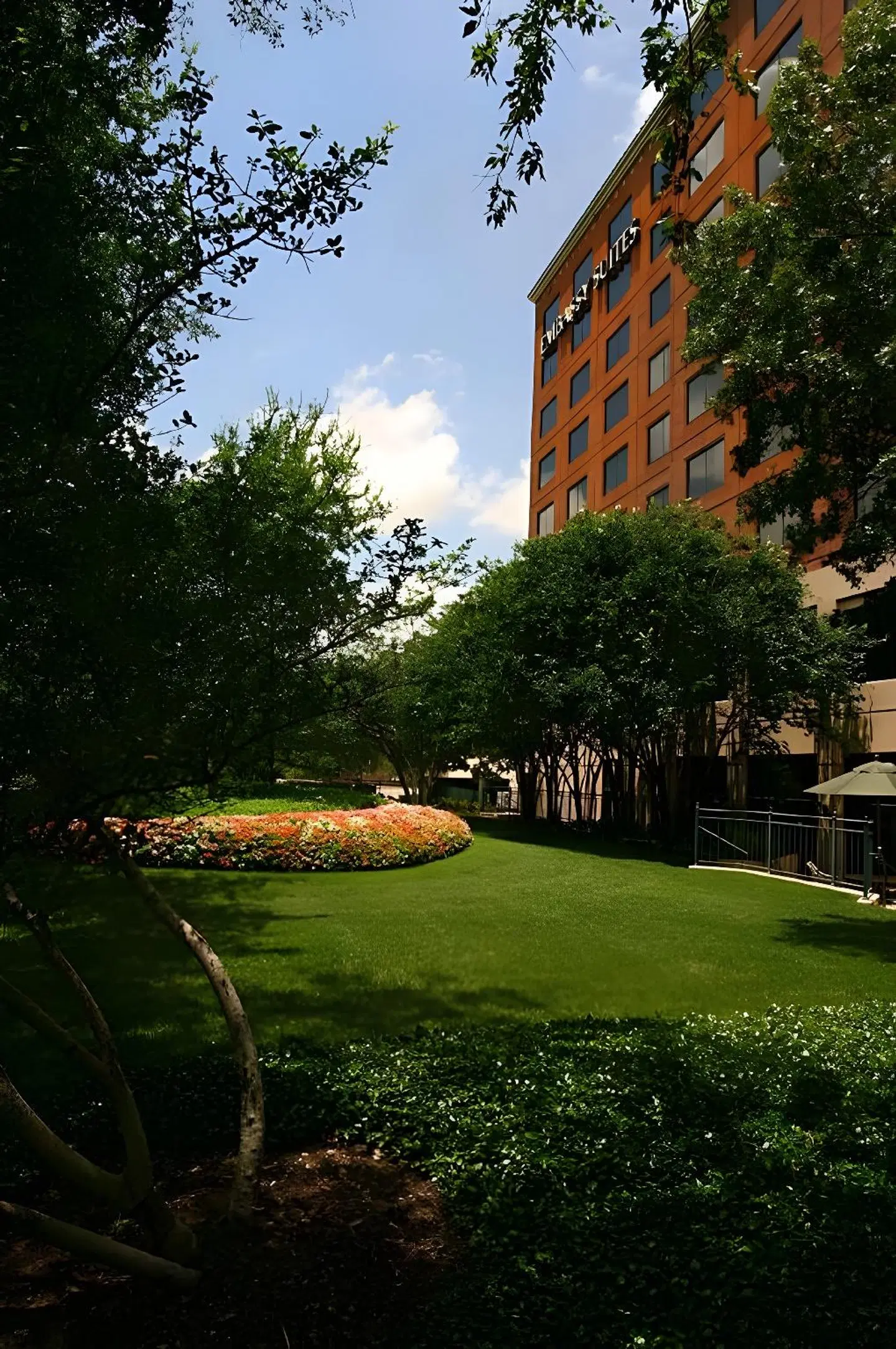 Embassy Suites by Hilton Dallas - Love Field Garten