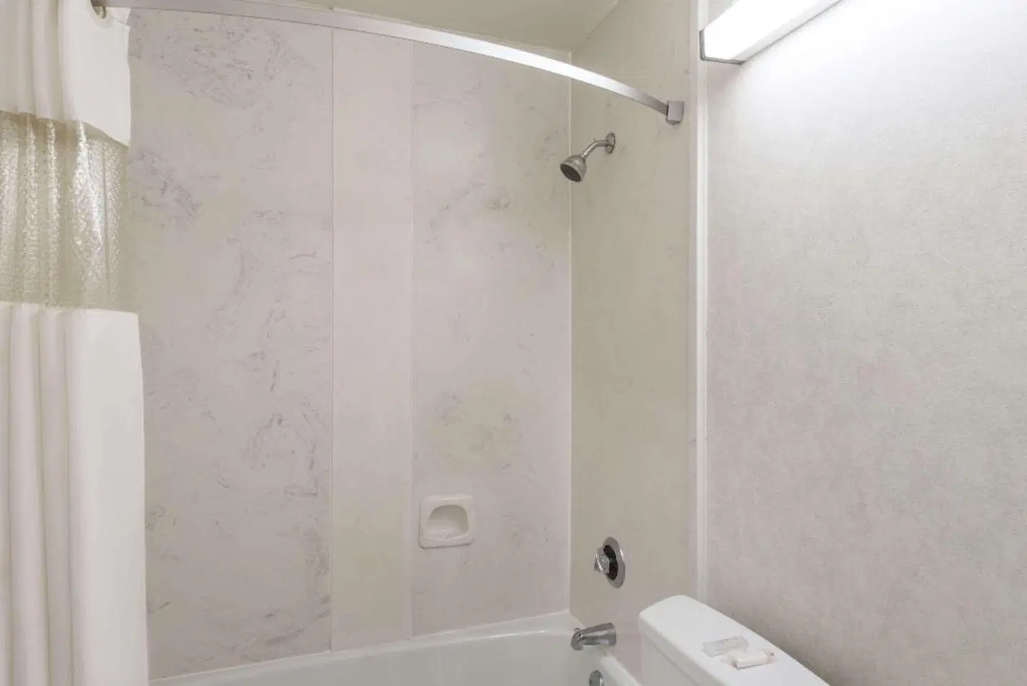 Howard Johnson by Wyndham Hartford South - Rocky Hill Badezimmer
