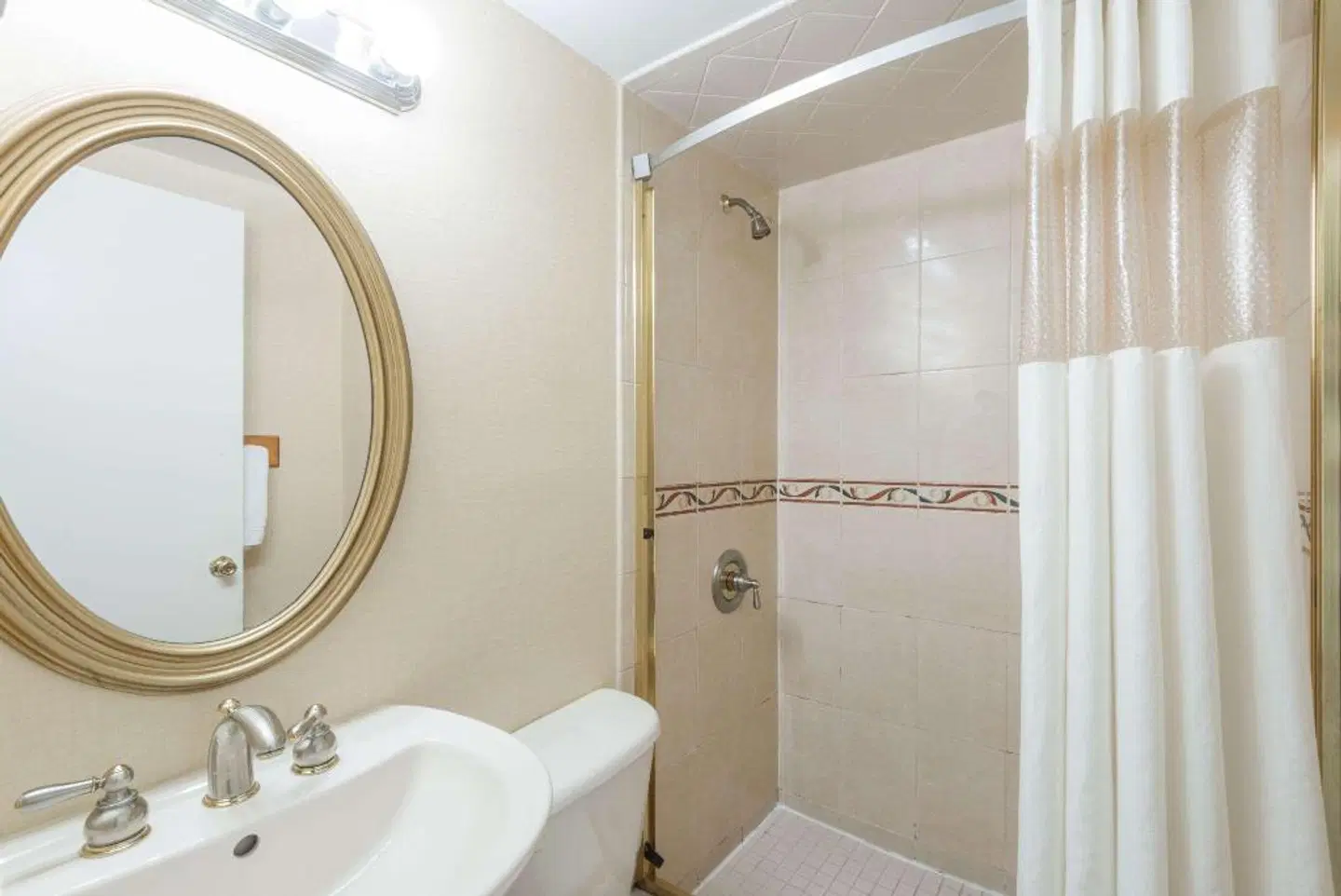 Howard Johnson by Wyndham Hartford South - Rocky Hill Badezimmer