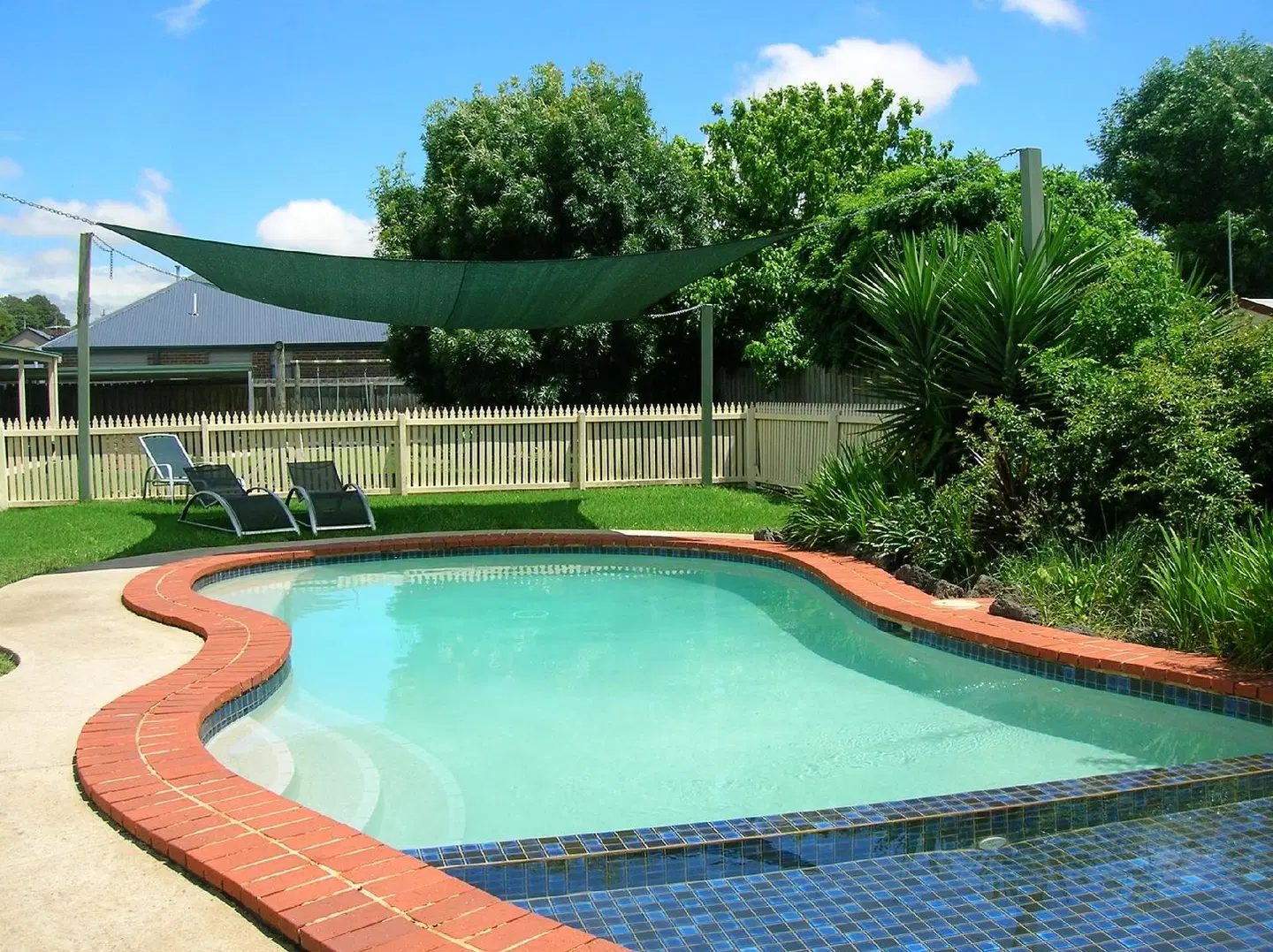 Rose Garden Motel OUTDOOR_POOL