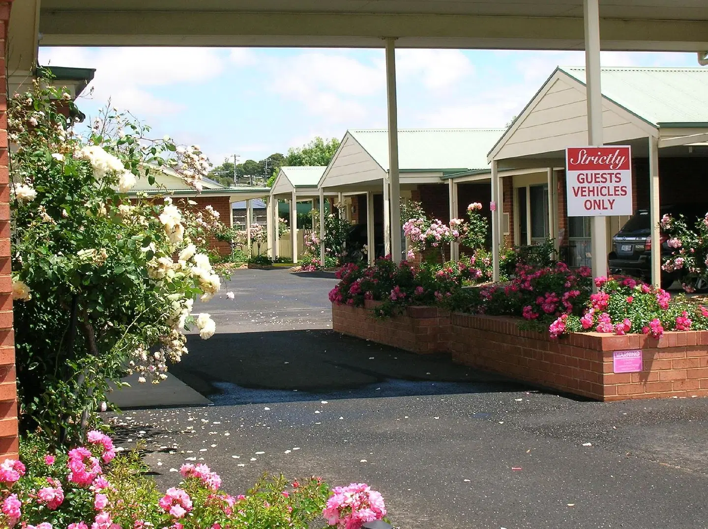Rose Garden Motel EXTERIOR