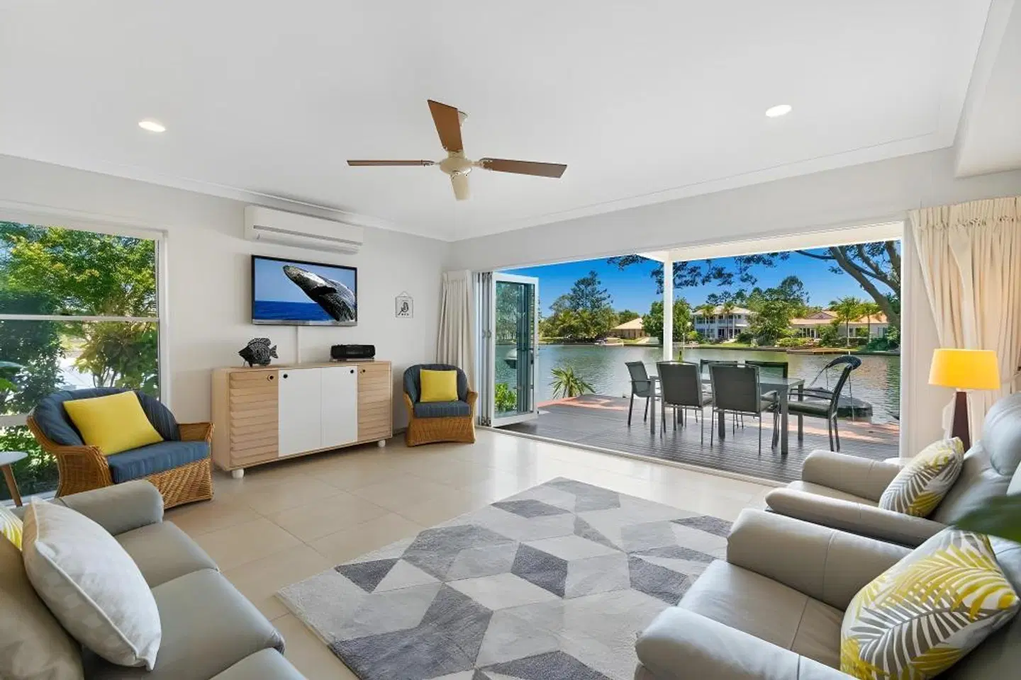 Noosa Entrance Waterfront Resort LOUNGE_LOBBY