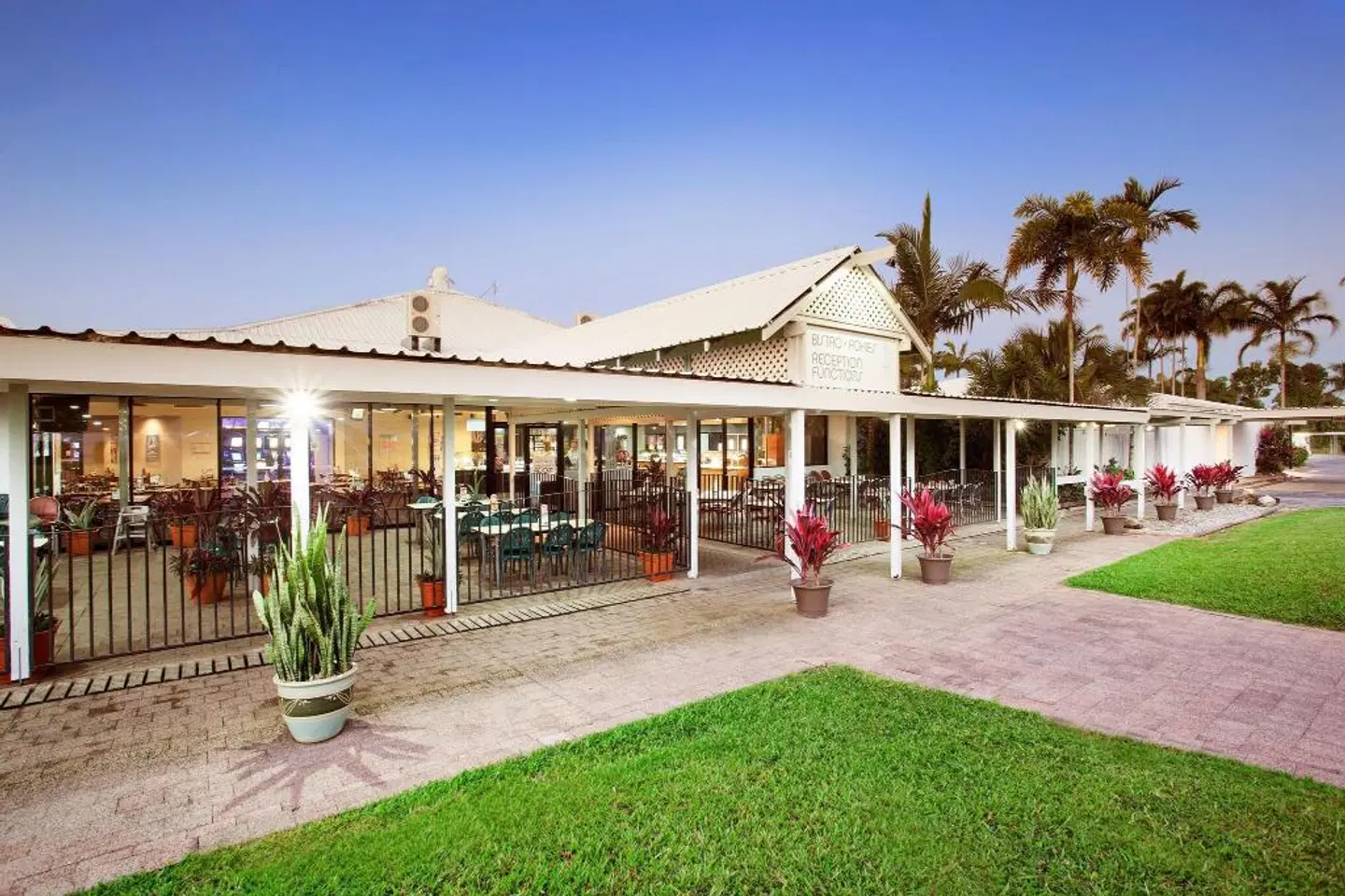 Mission Beach Resort EXTERIOR