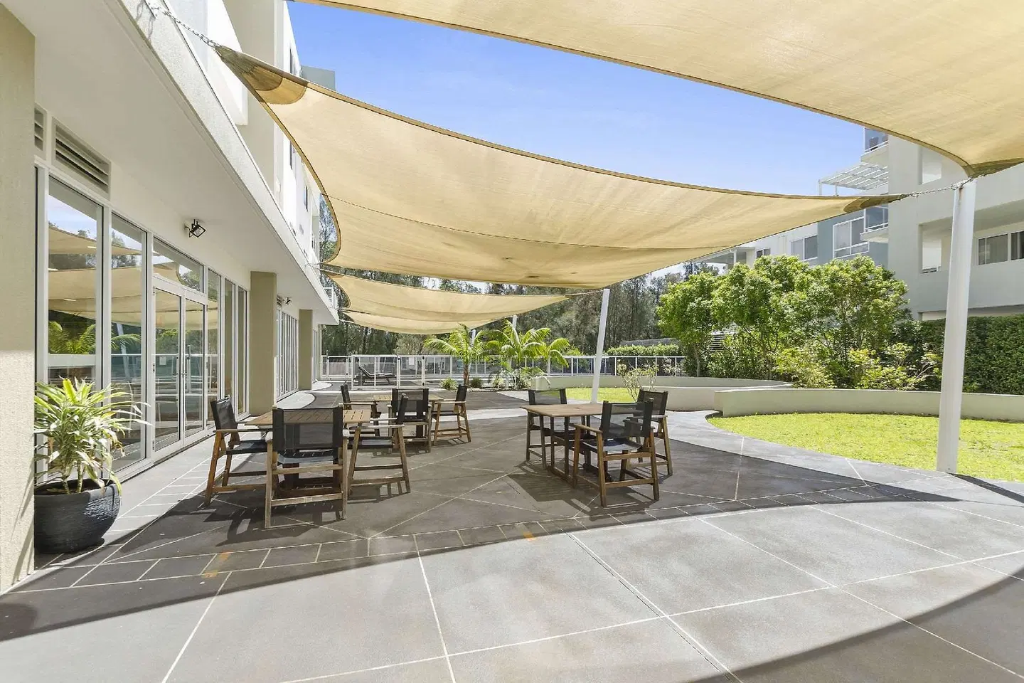 Quality Suites Pioneer Sands Terrasse