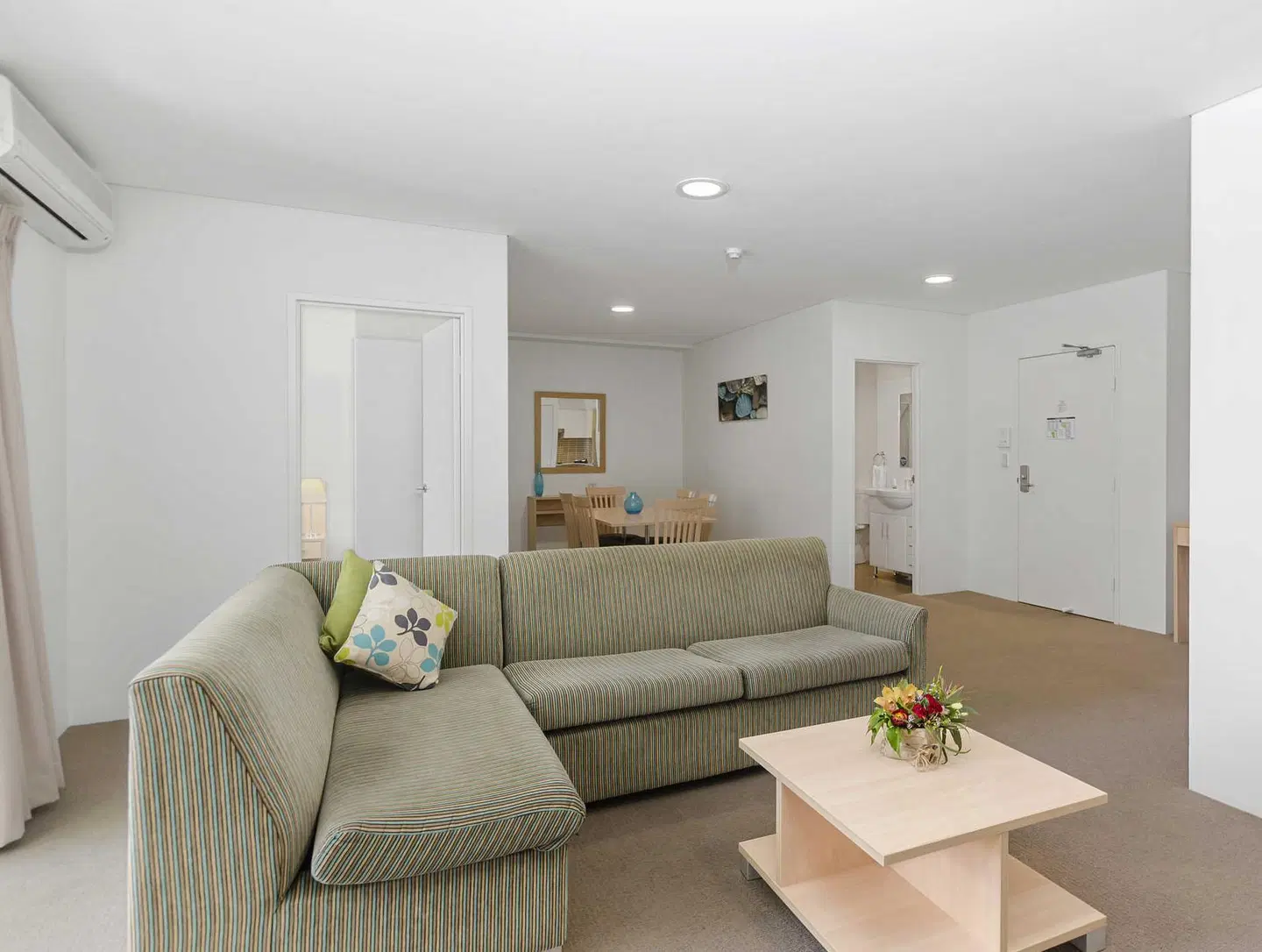 Quality Suites Pioneer Sands LOUNGE_LOBBY
