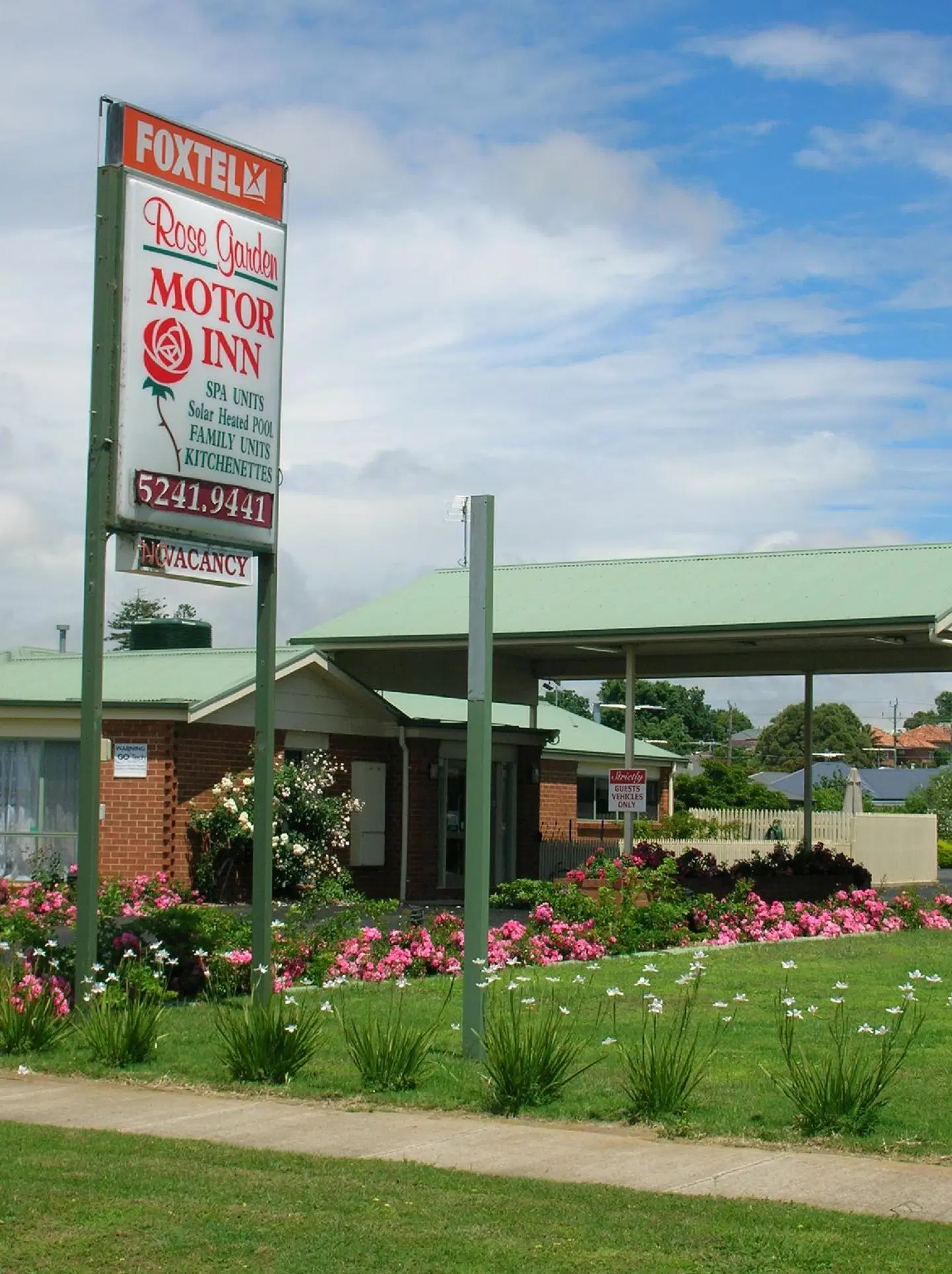 Rose Garden Motel EXTERIOR
