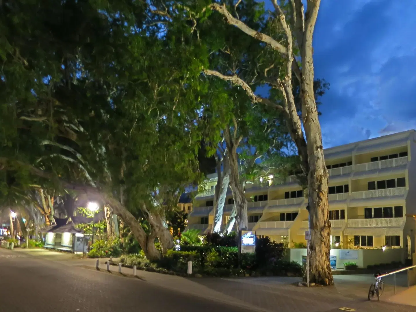 Marlin Waters Beachfront Apartments EXTERIOR
