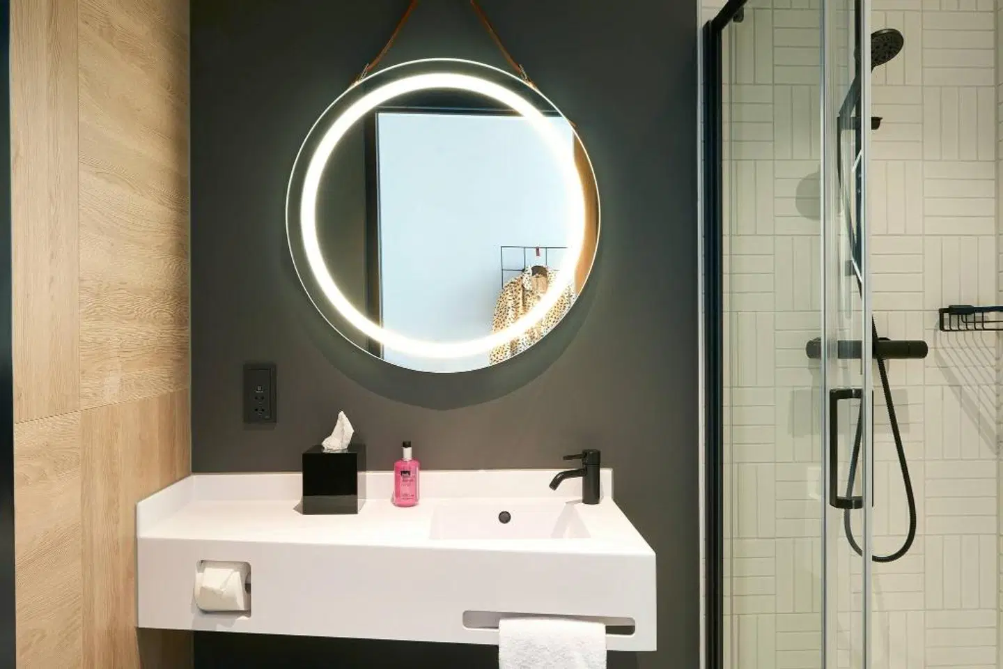 Moxy Amsterdam Schiphol Airport Badezimmer