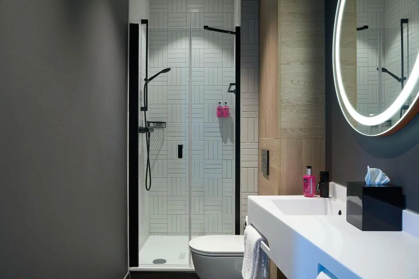 Moxy Amsterdam Schiphol Airport Badezimmer