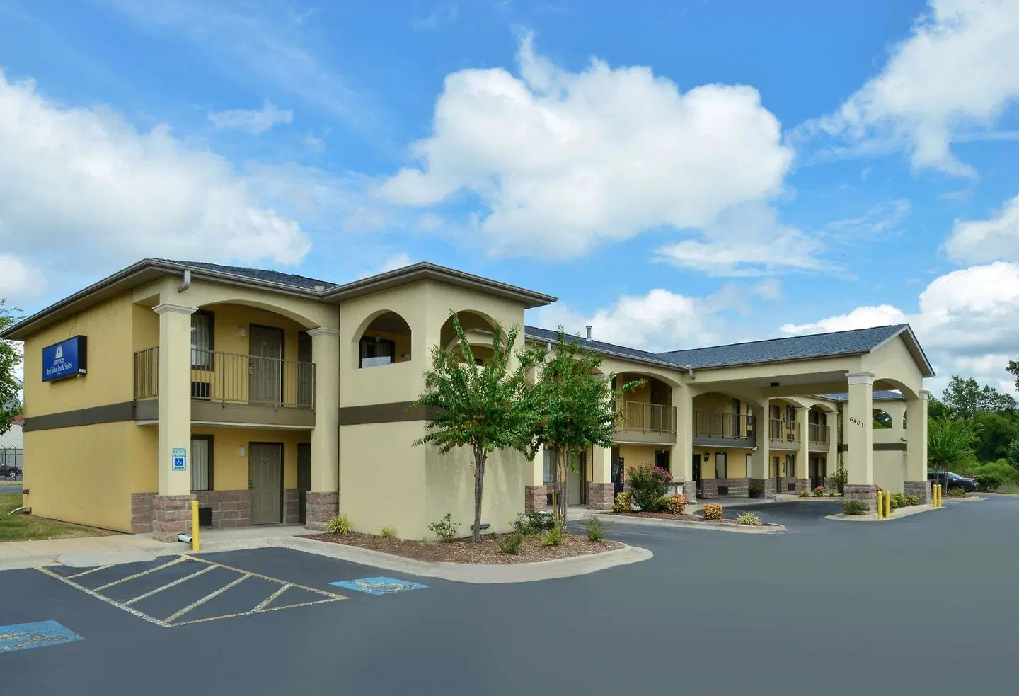 Americas Best Value Inn & Suites University Ave EXTERIOR