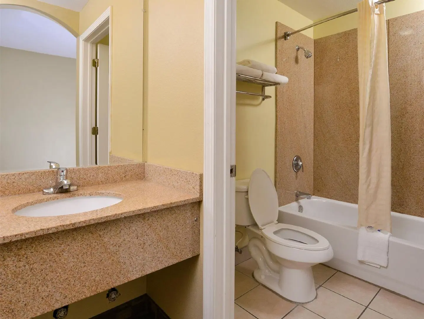 Americas Best Value Inn & Suites University Ave Badezimmer