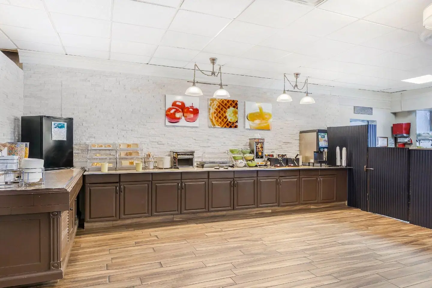Quality Inn Toronto Airport Bar