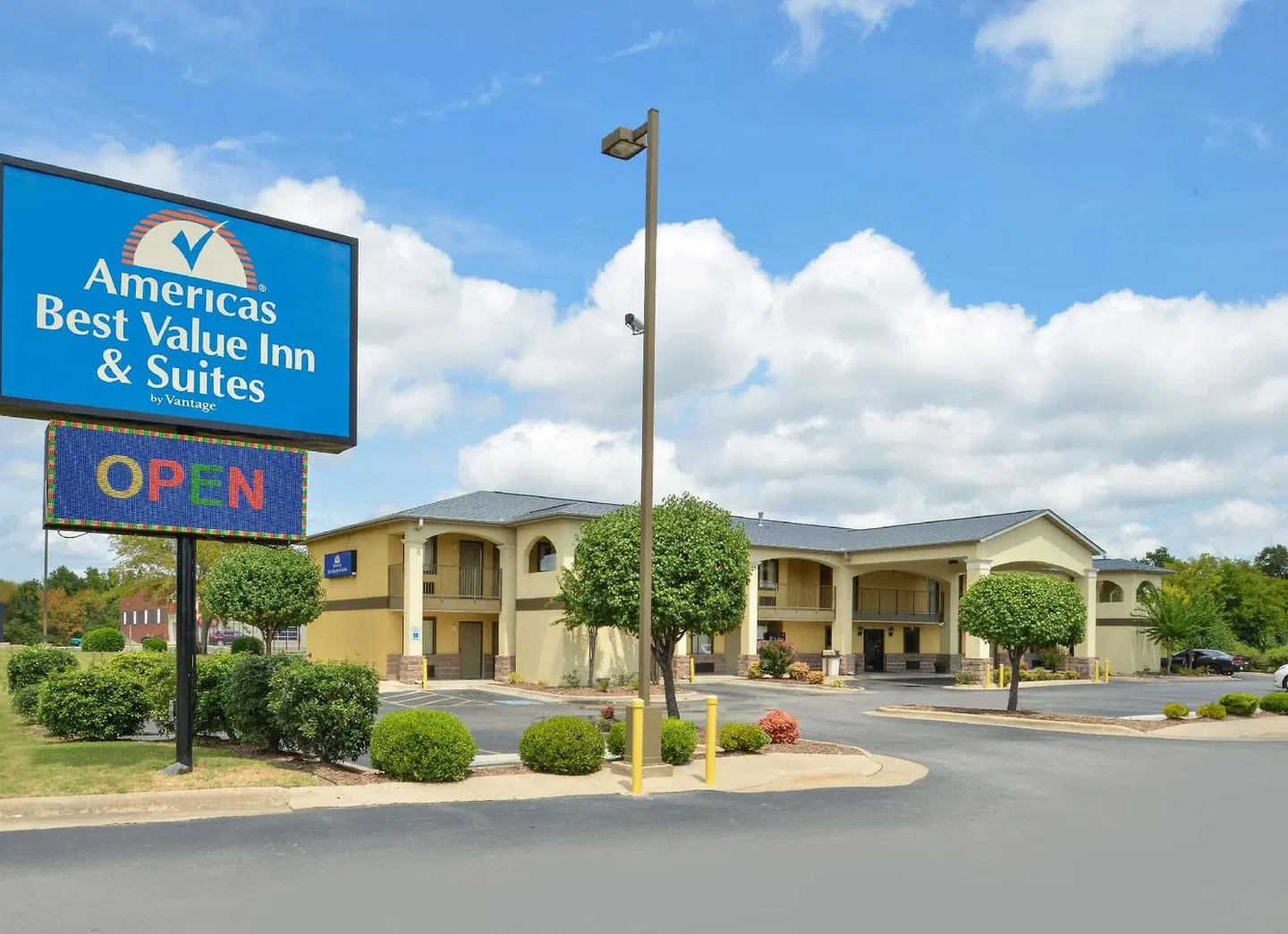 Americas Best Value Inn & Suites University Ave EXTERIOR