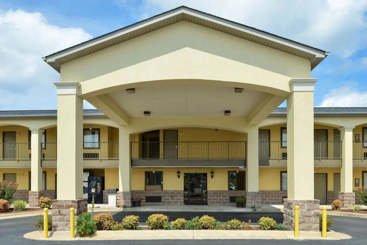 Americas Best Value Inn & Suites University Ave EXTERIOR