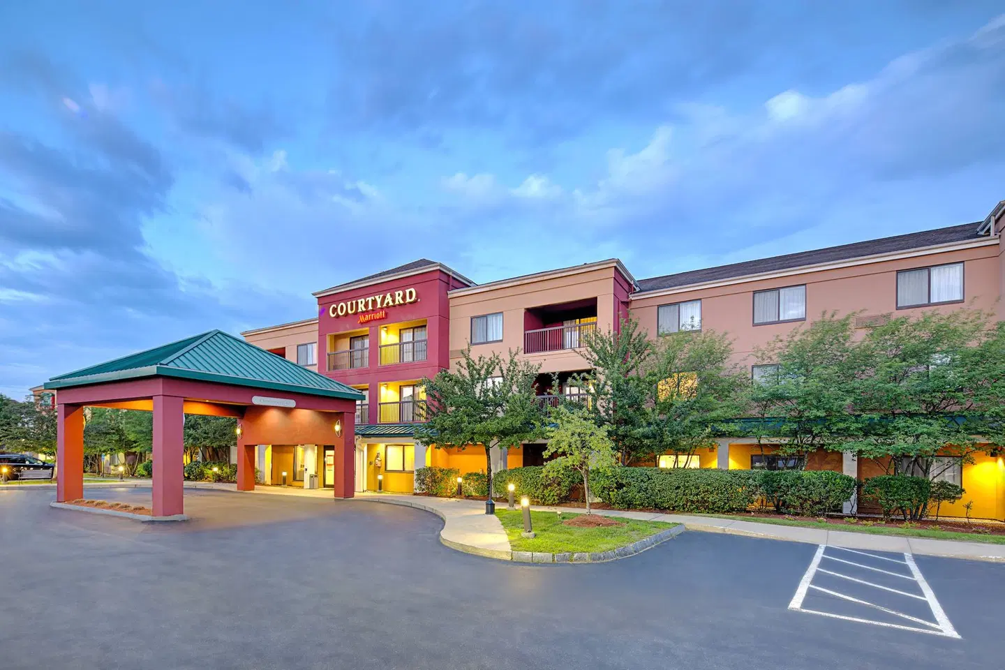 Courtyard by Marriott Manchester-Boston Regional Airport EXTERIOR