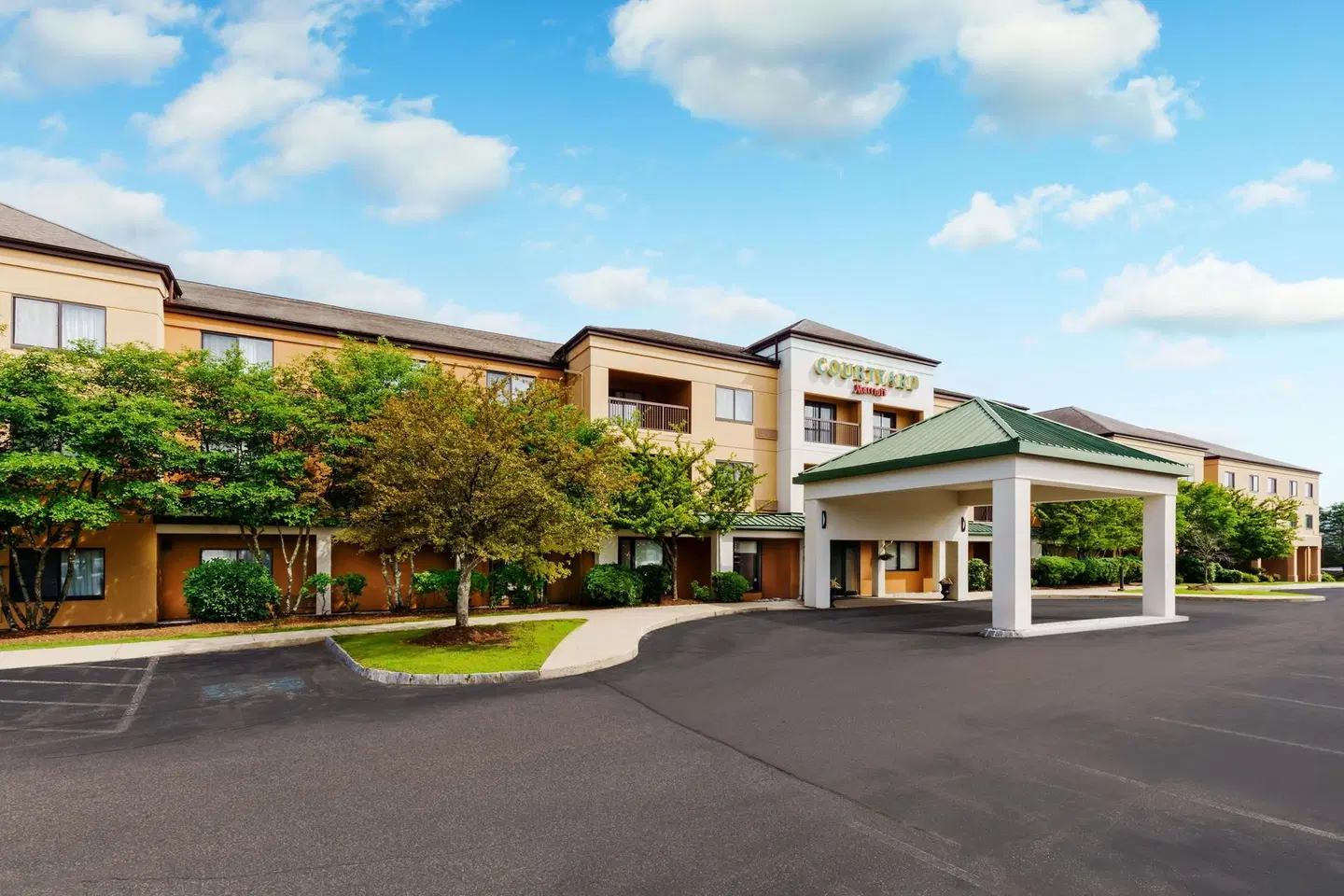 Courtyard by Marriott Manchester-Boston Regional Airport EXTERIOR