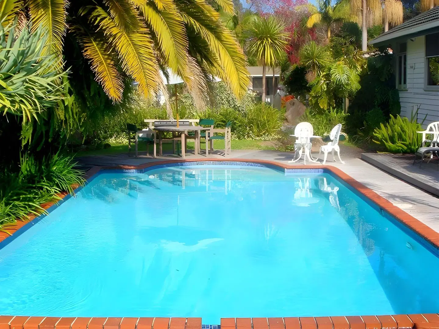 Colonial House Motel OUTDOOR_POOL