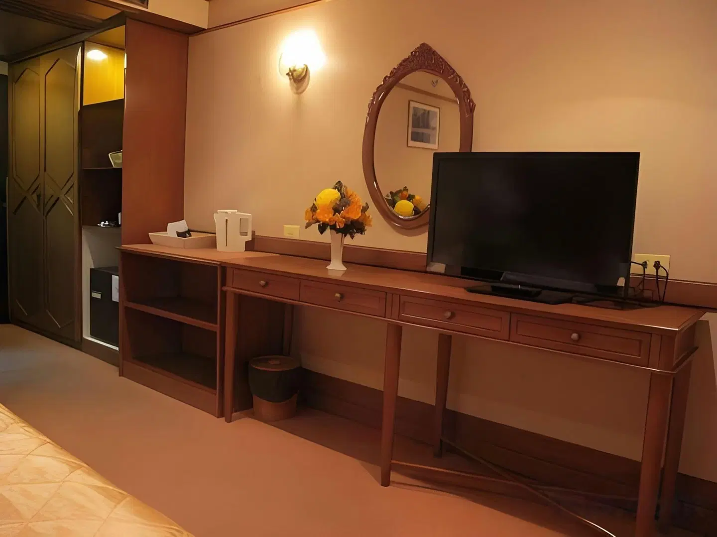 The Promenade ROOM_EXAMPLE