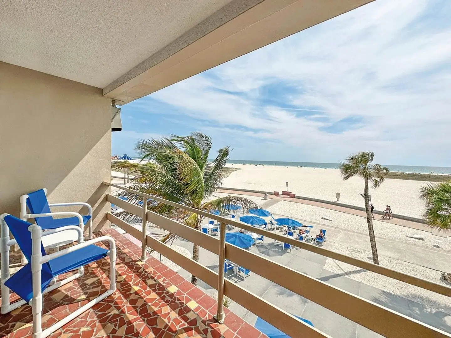 Thunderbird Beach Resort Terrasse