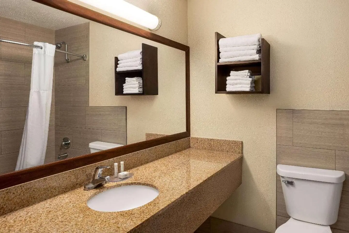 AmericInn by Wyndham La Crosse Riverfront Conference Center Badezimmer