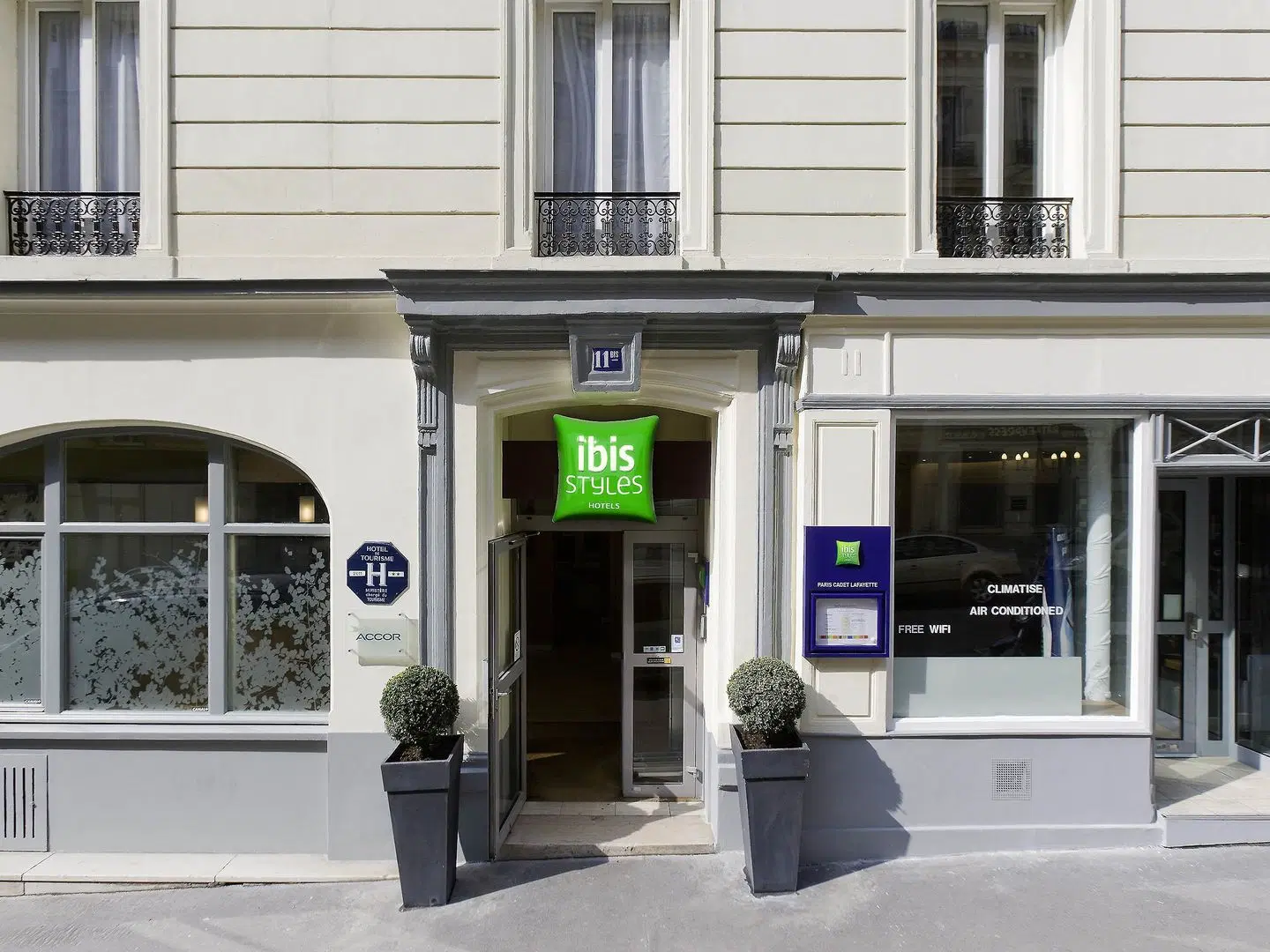 ibis Styles Paris Cadet Lafayette EXTERIOR