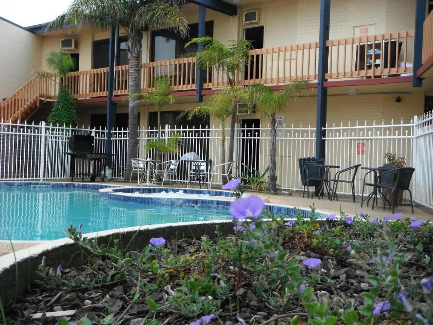 The Central Hotel Motel Lakes Entrance OUTDOOR_POOL