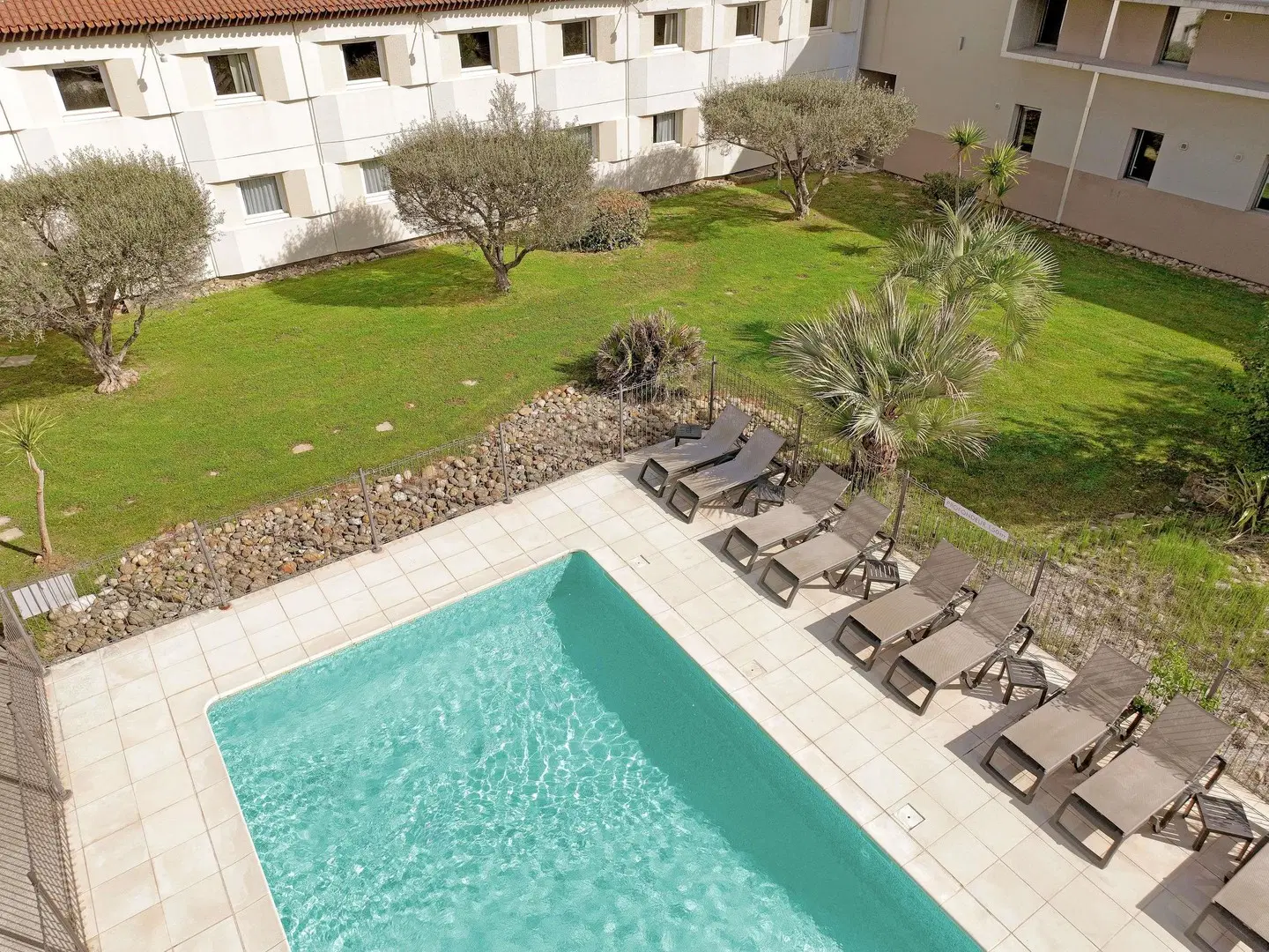 ibis Aix-en-Provence OUTDOOR_POOL