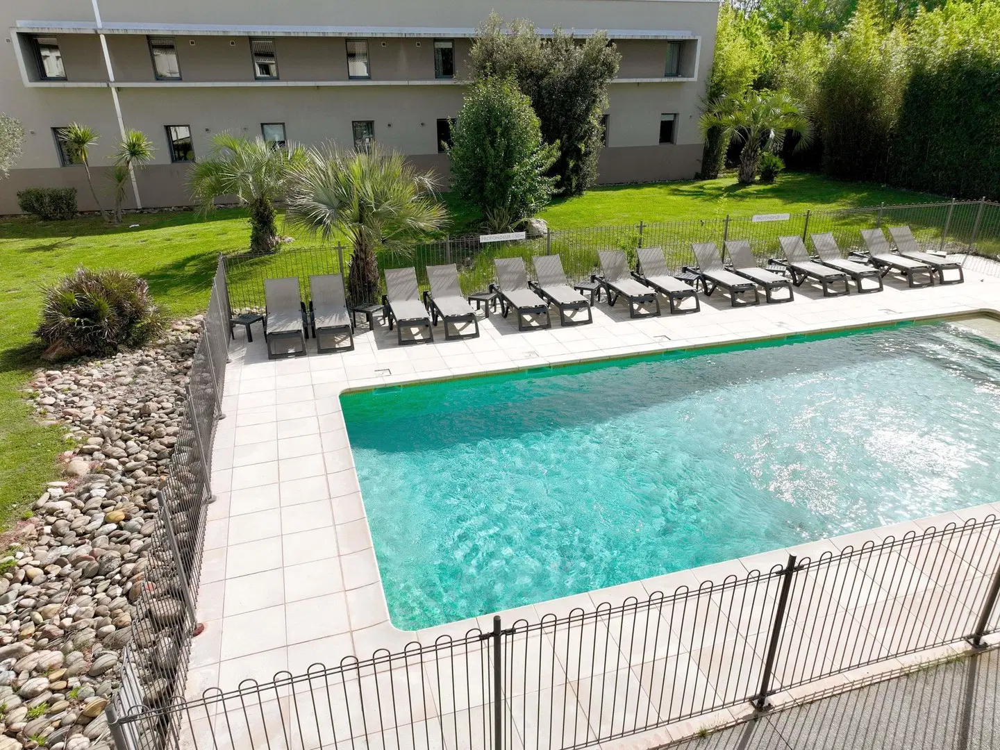 ibis Aix-en-Provence OUTDOOR_POOL