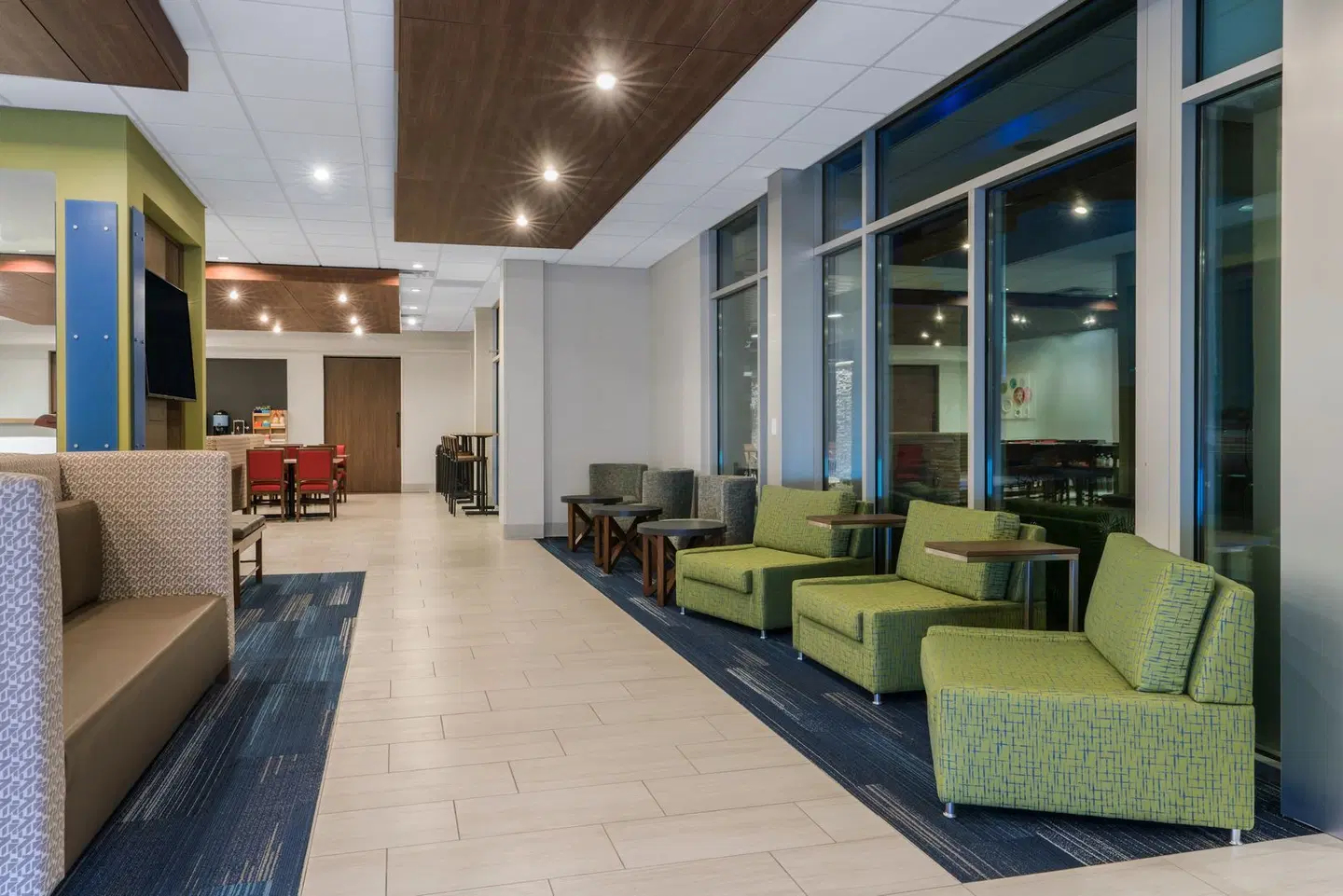 Holiday Inn Express & Suites Lake Havasu - London Bridge by IHG LOUNGE_LOBBY