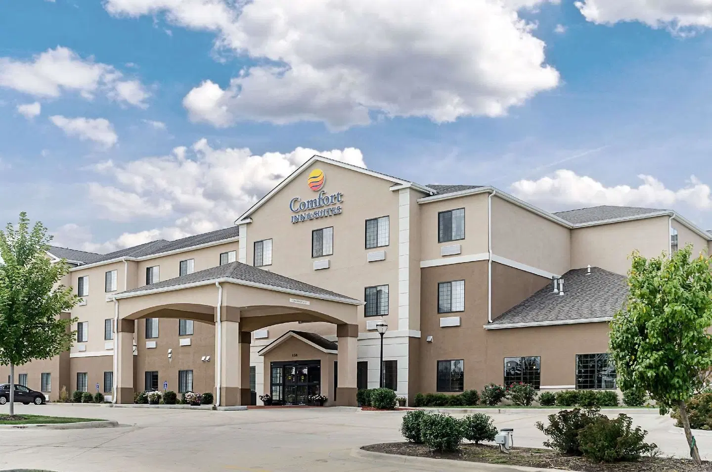 Comfort Inn & Suites Lawrence - University Area EXTERIOR