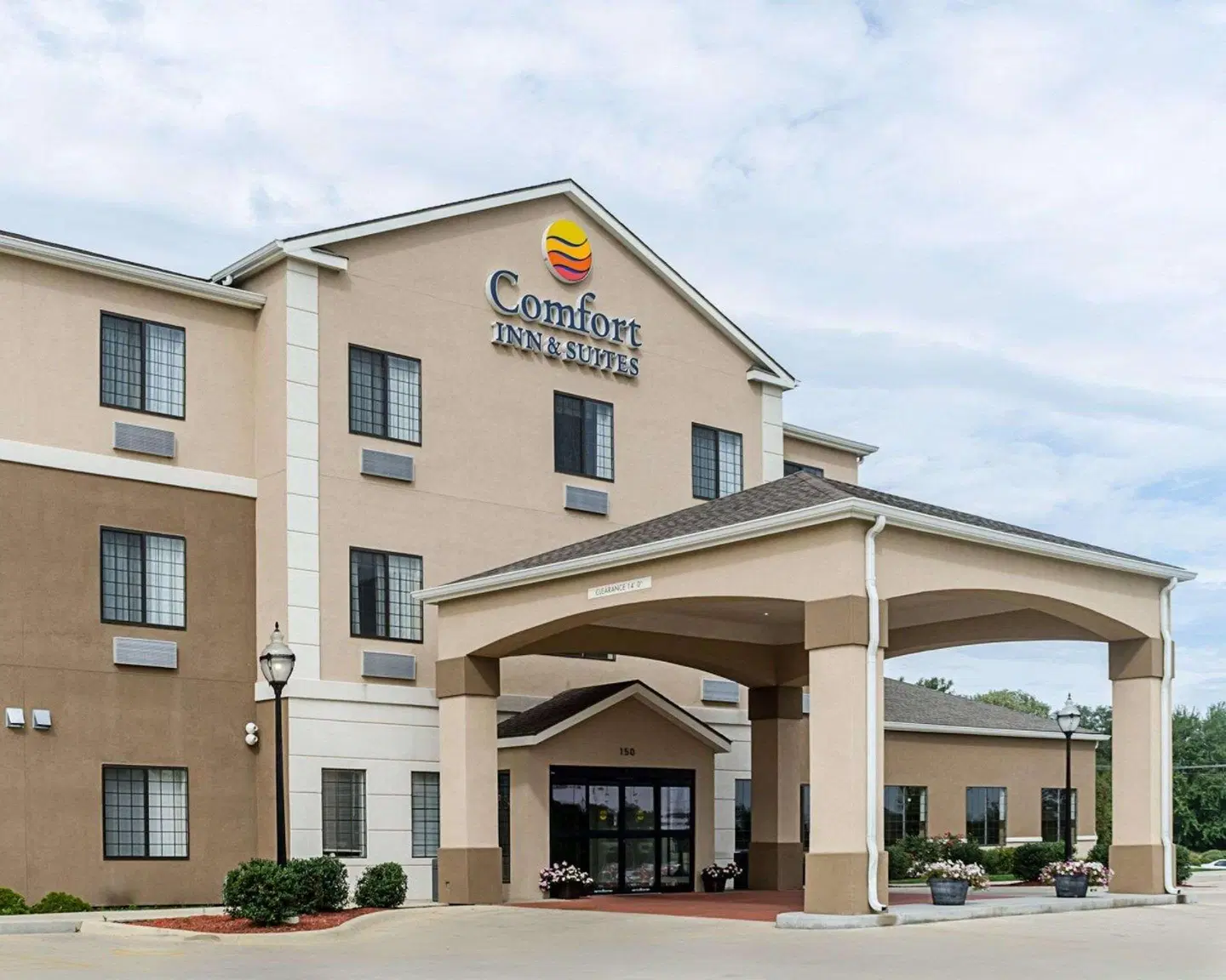 Comfort Inn & Suites Lawrence - University Area EXTERIOR