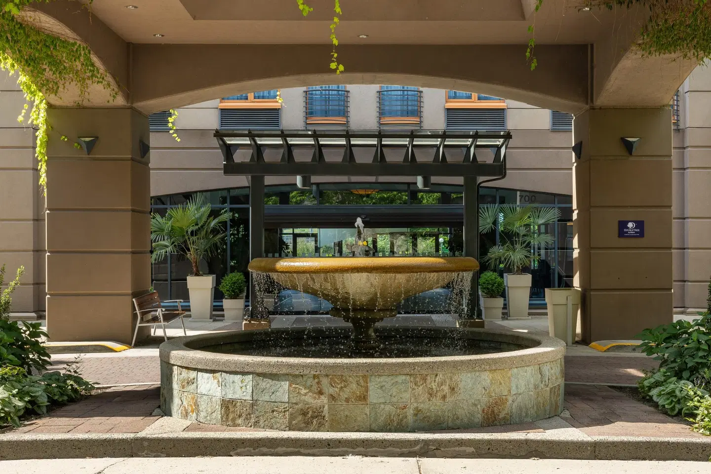 DoubleTree by Hilton North Vancouver LOUNGE_LOBBY