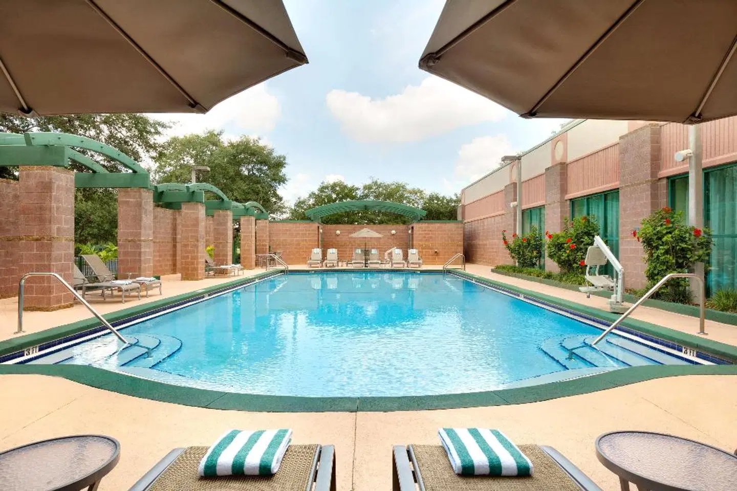 Embassy Suites by Hilton Tampa USF Near Busch Gardens OUTDOOR_POOL