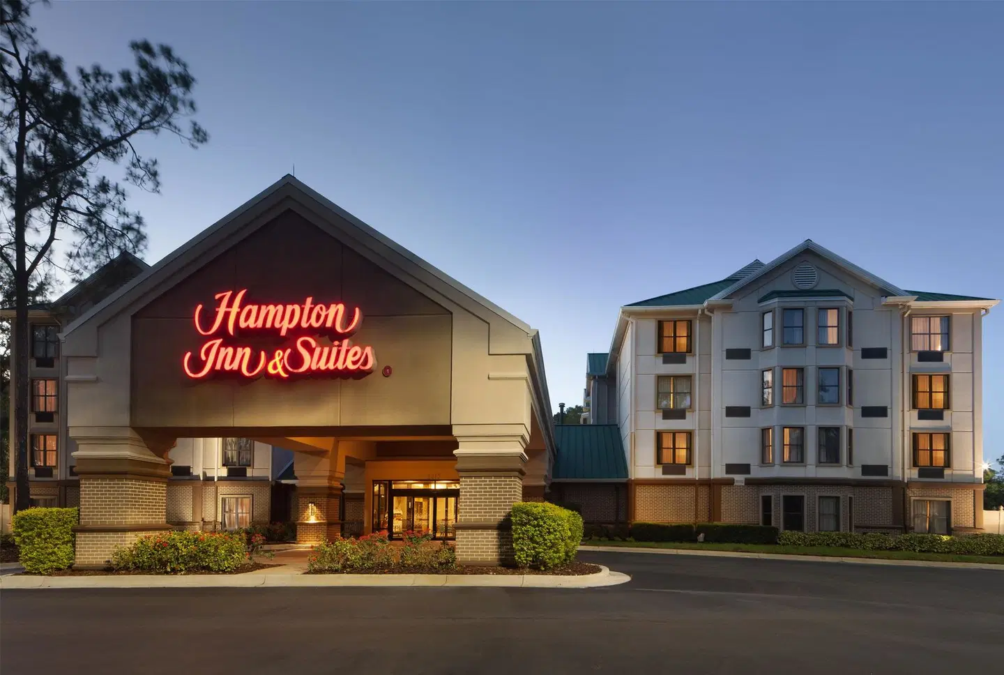 Hampton Inn & Suites Tampa-North EXTERIOR