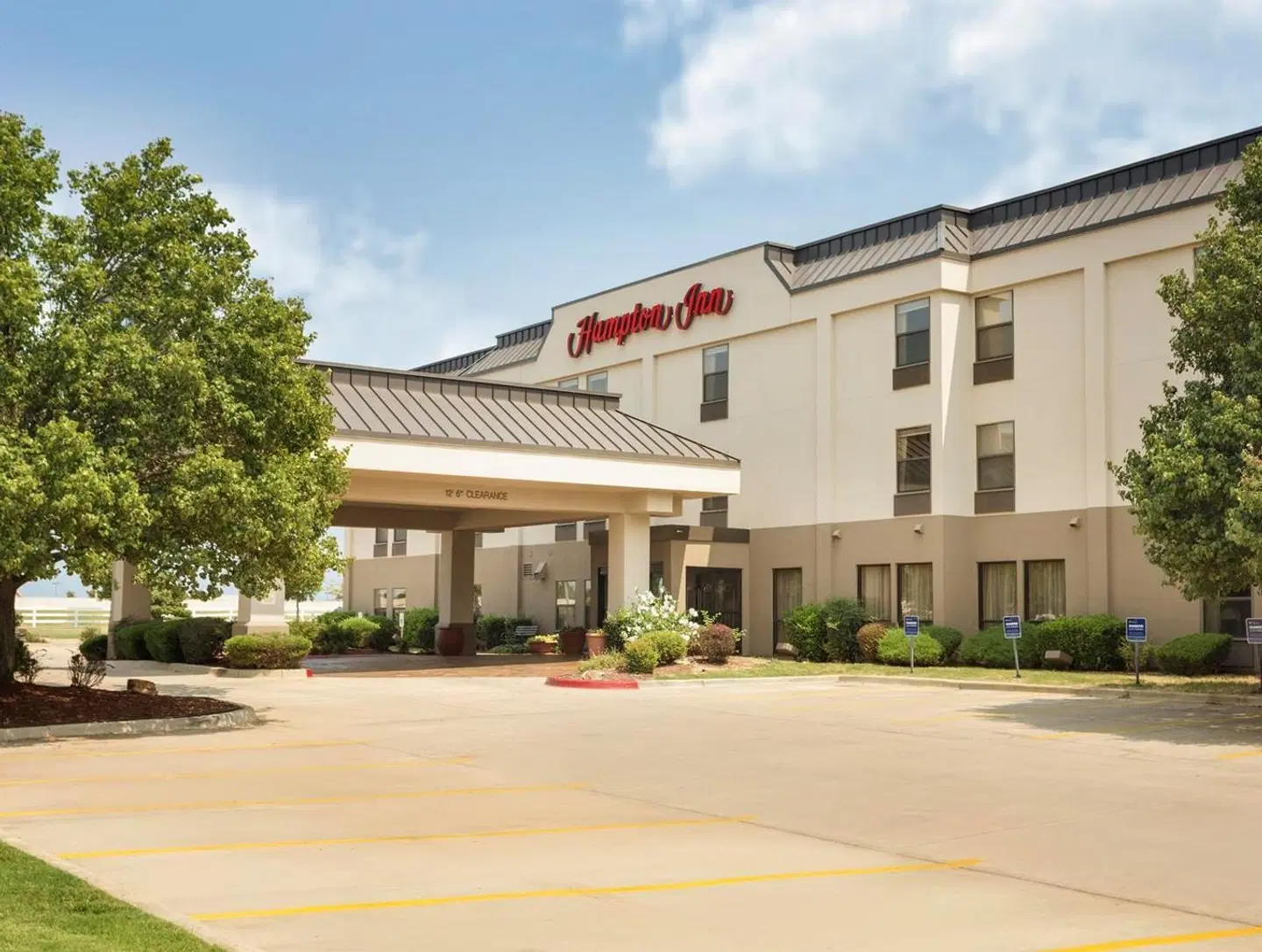 Hampton Inn Shawnee EXTERIOR
