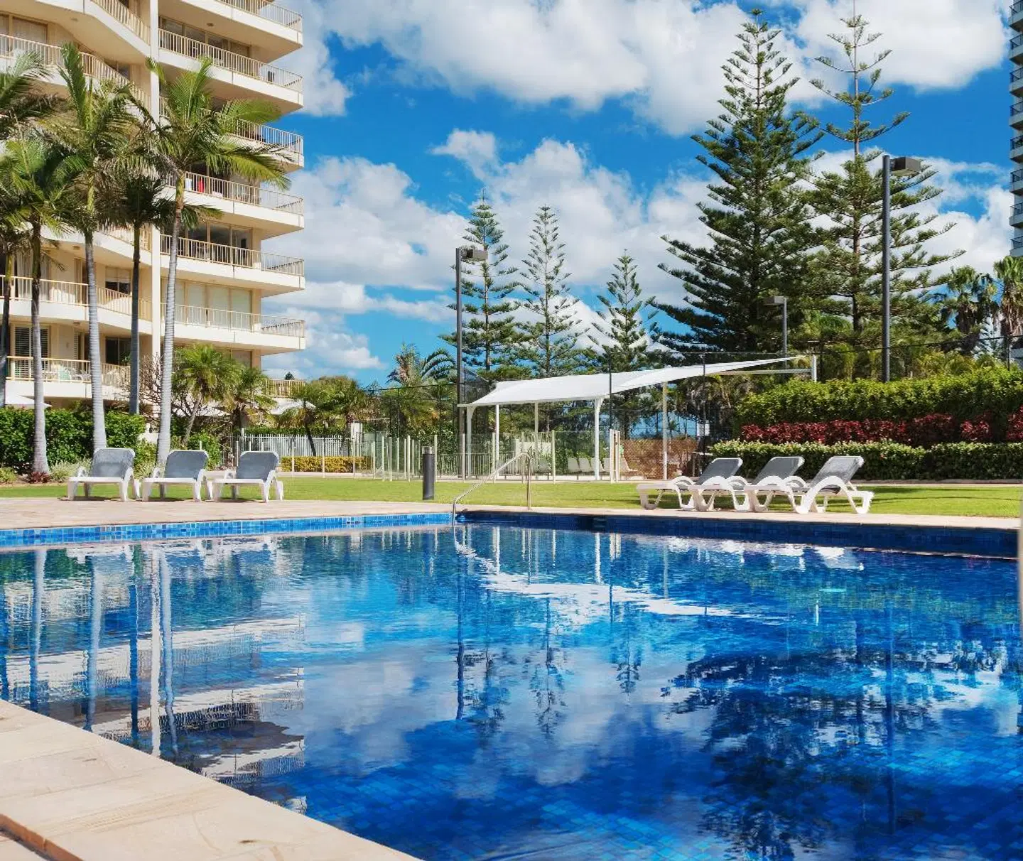 Contessa Holiday Apartments OUTDOOR_POOL