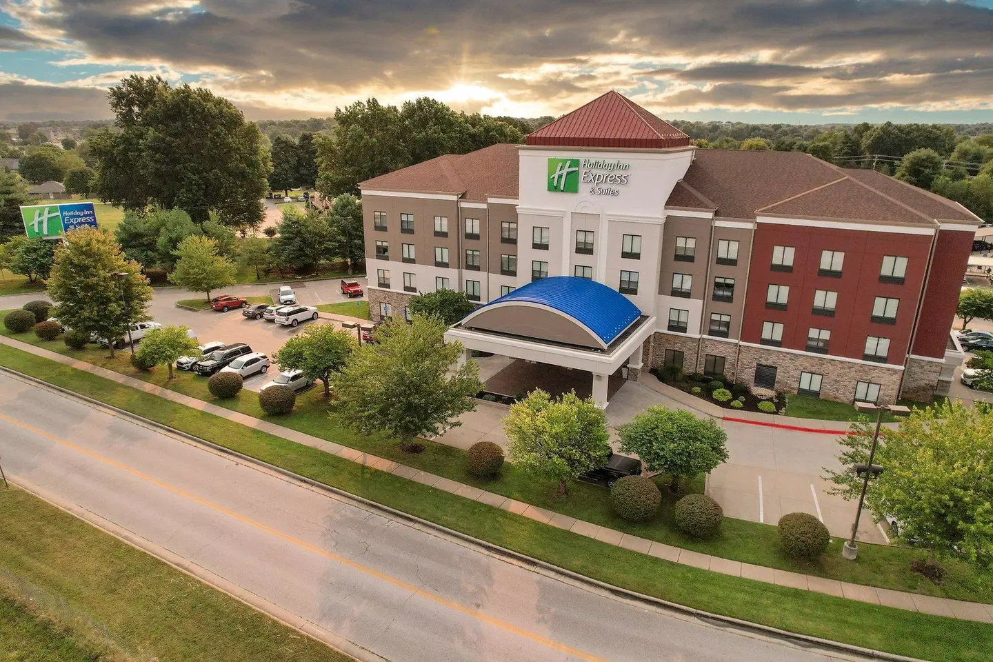 Holiday Inn Express & Suites Springfield-Medical District by IHG EXTERIOR