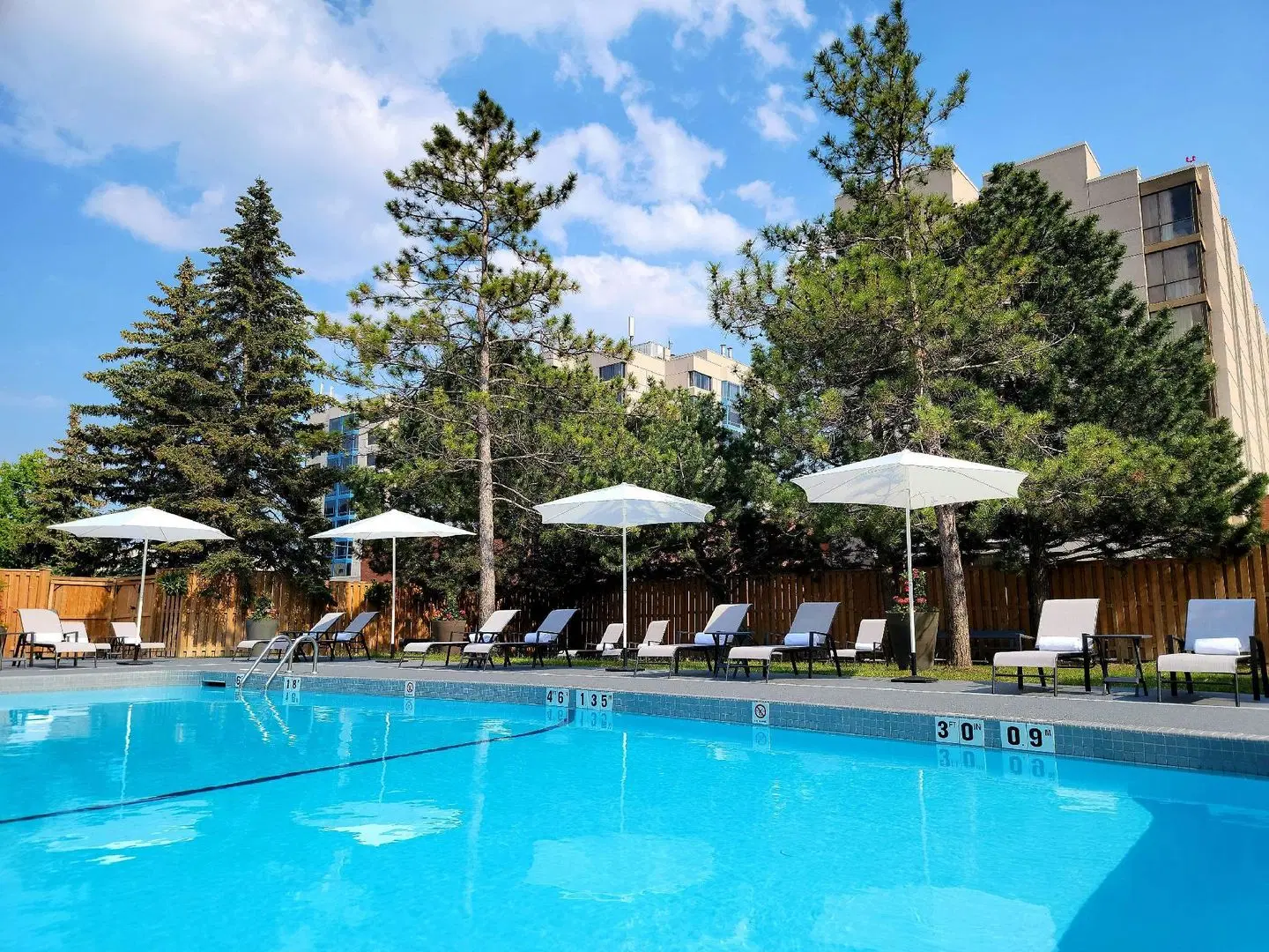 Best Western Parkway Hotel Toronto North OUTDOOR_POOL
