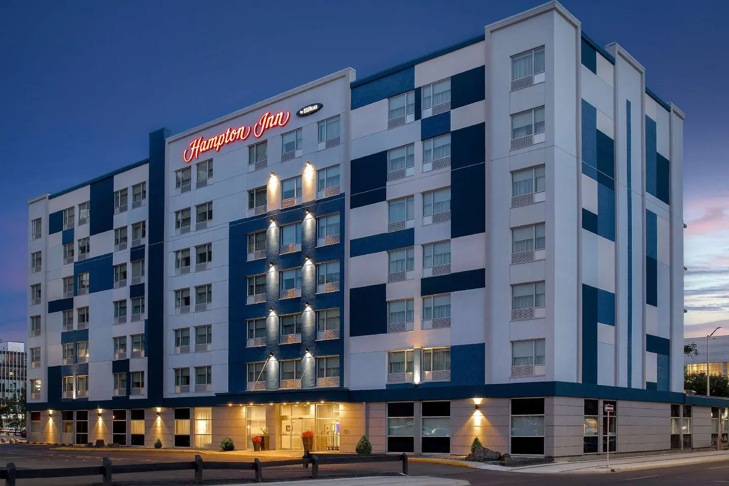 Hampton Inn by Hilton Winnipeg Downtown EXTERIOR