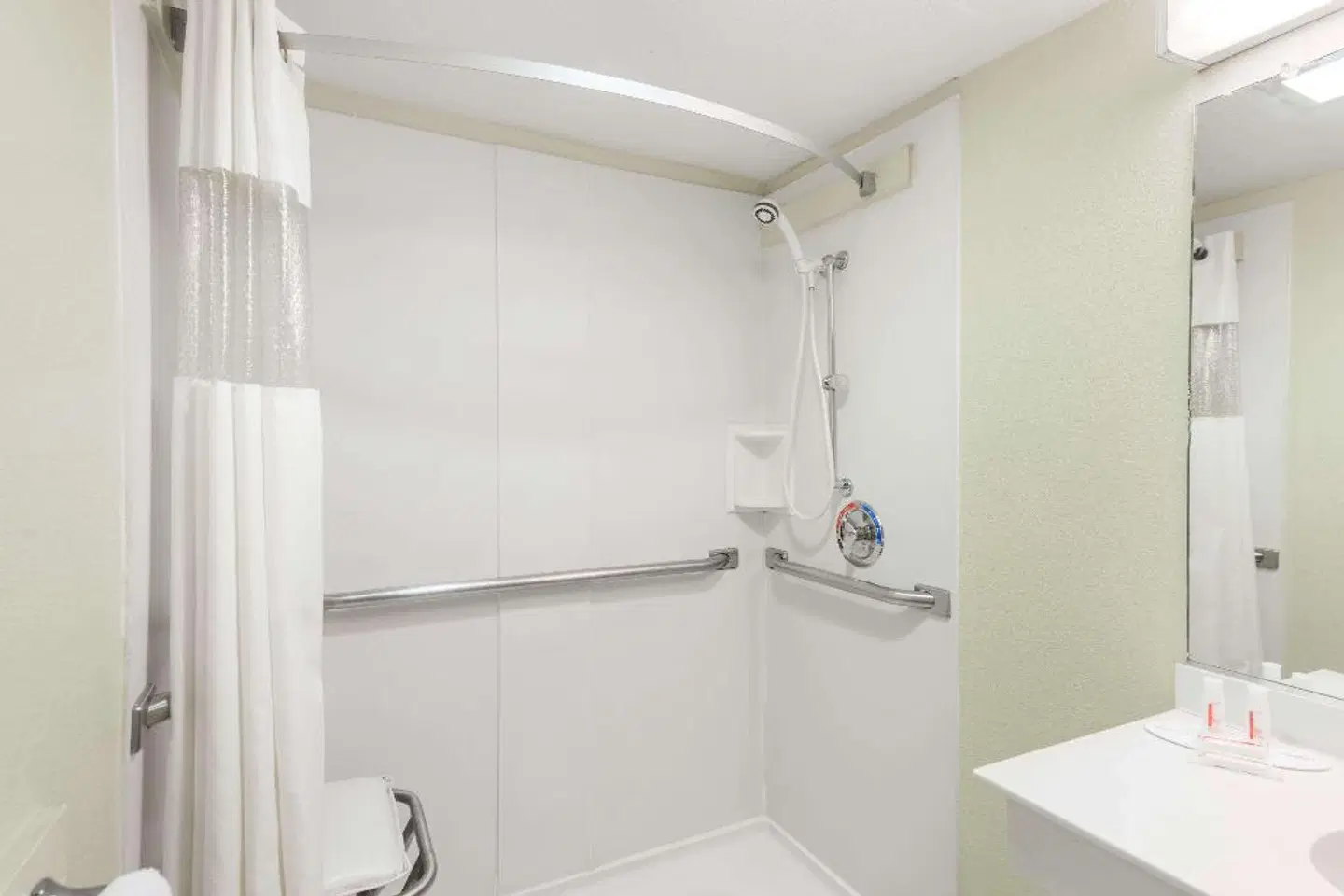 Days Inn & Suites by Wyndham Springfield on I-44 Badezimmer