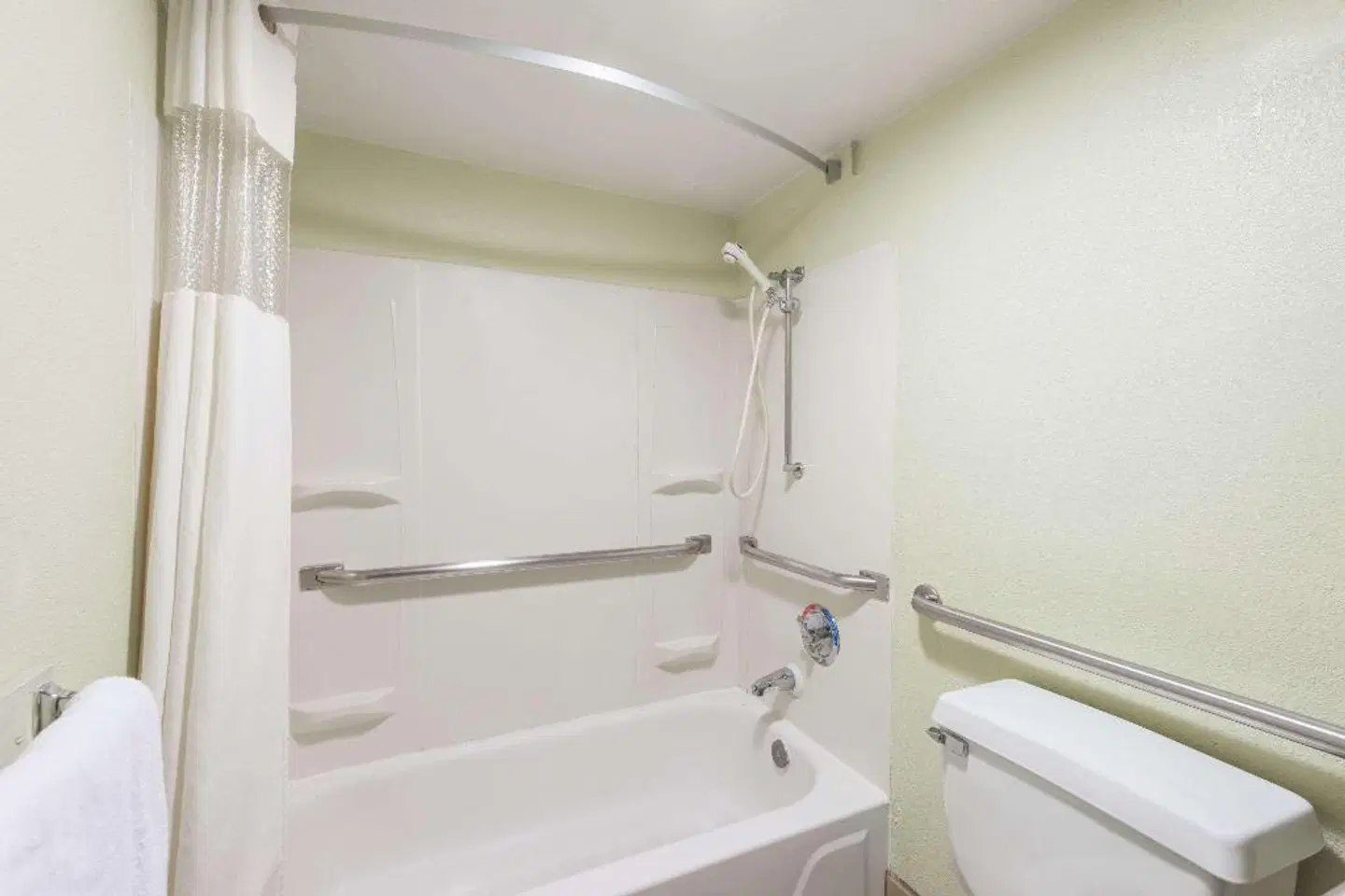 Days Inn & Suites by Wyndham Springfield on I-44 Badezimmer