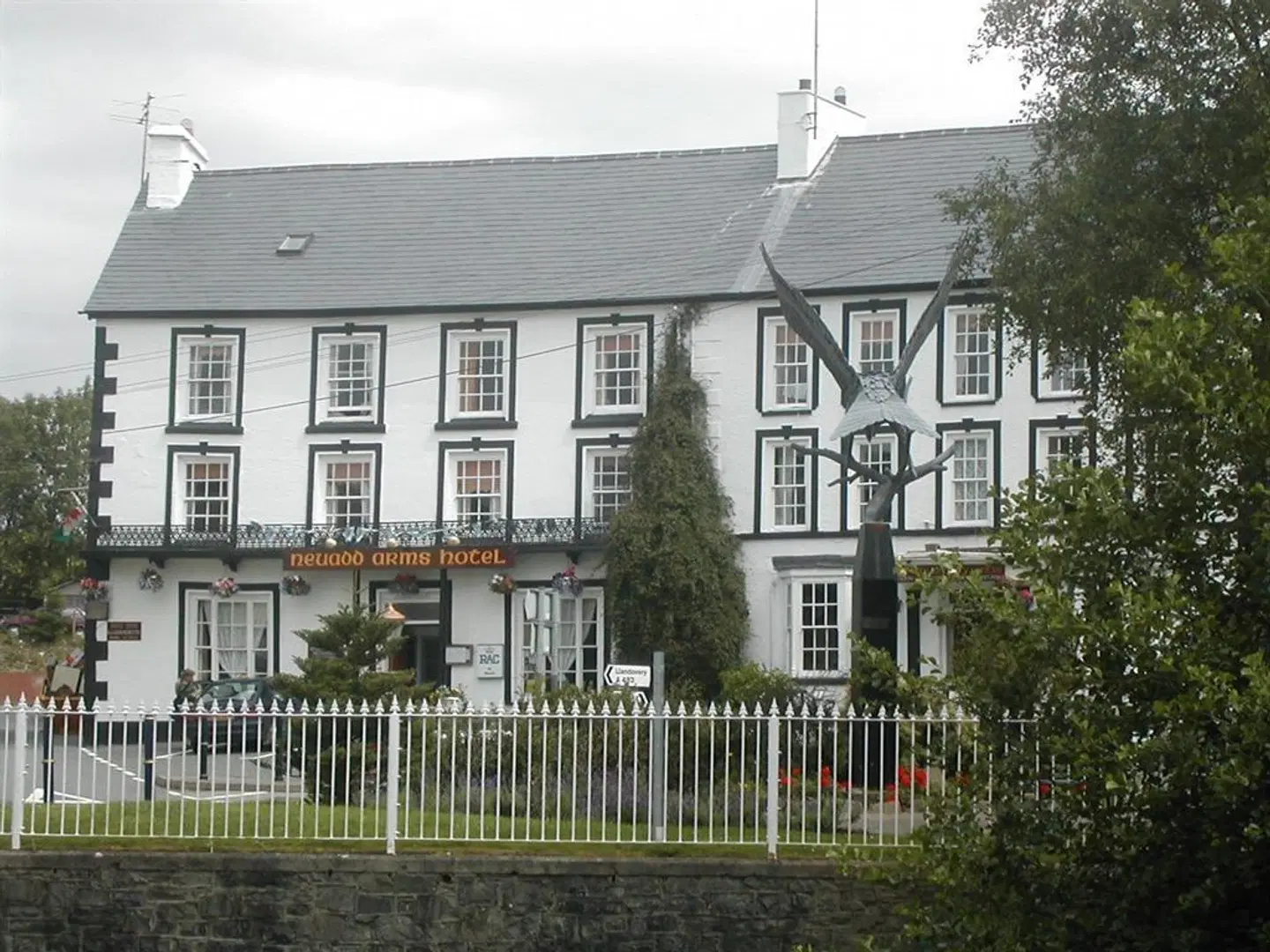 Neuadd Arms Hotel EXTERIOR