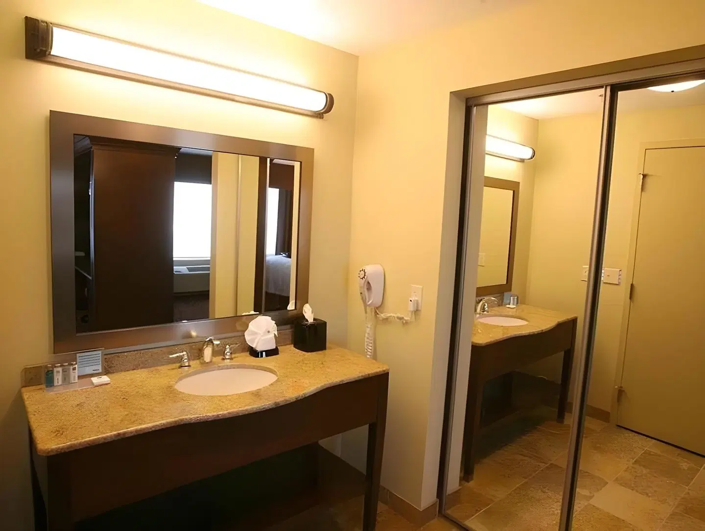 Hampton Inn & Suites Fargo Medical Center Badezimmer