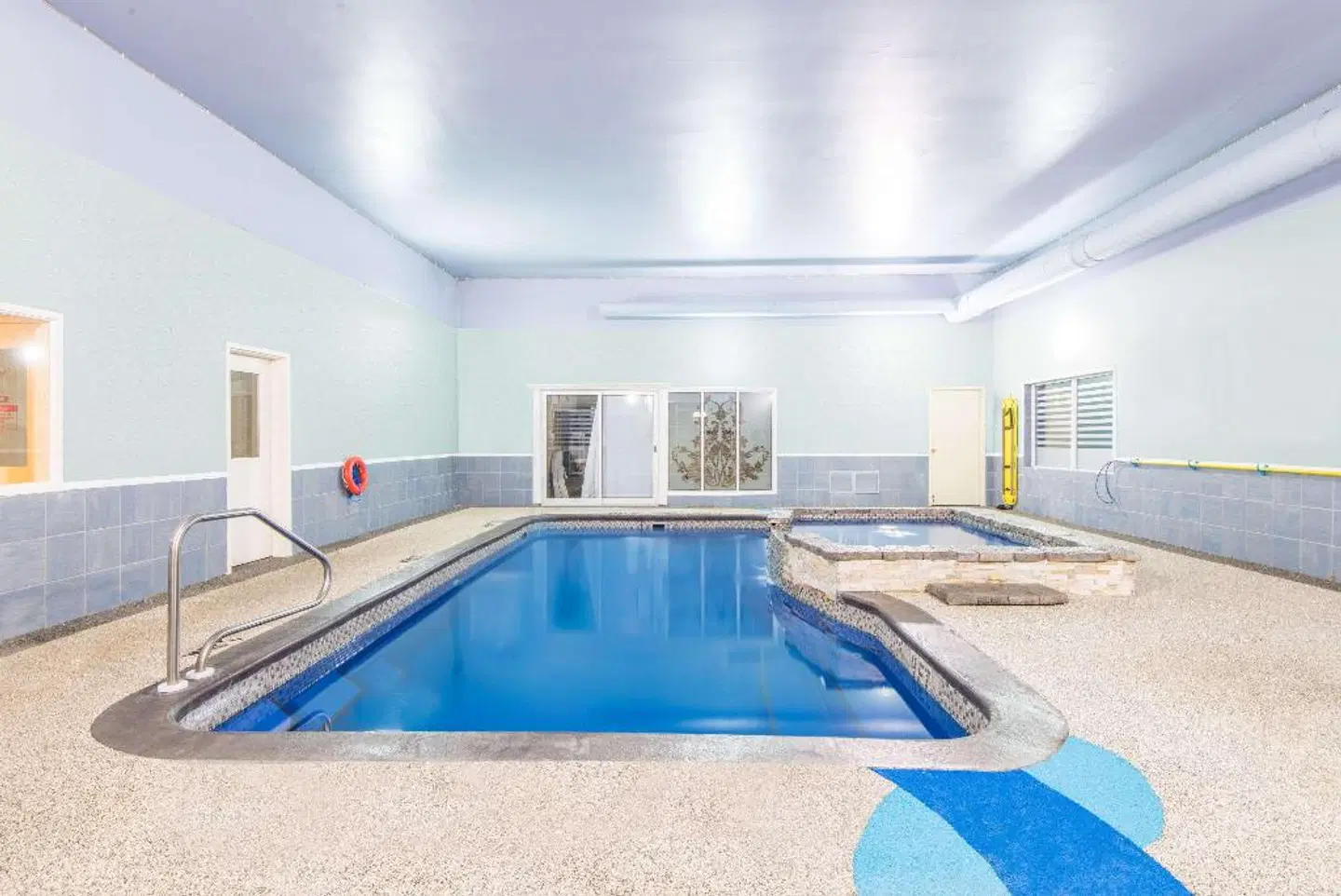 Super 8 by Wyndham Cornwall ON Hallenbad
