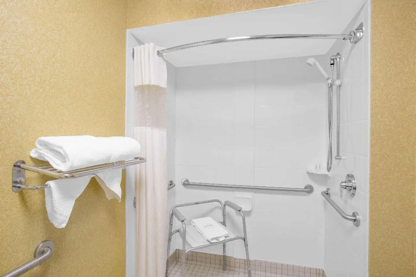 Baymont by Wyndham Camp Lejeune Badezimmer
