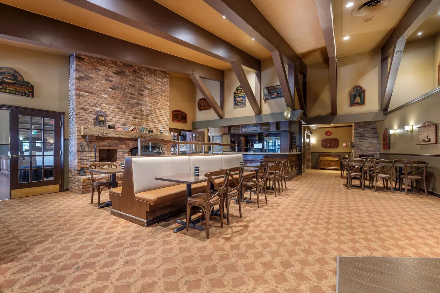 Best Western Parkway Inn & Conference Centre Bar