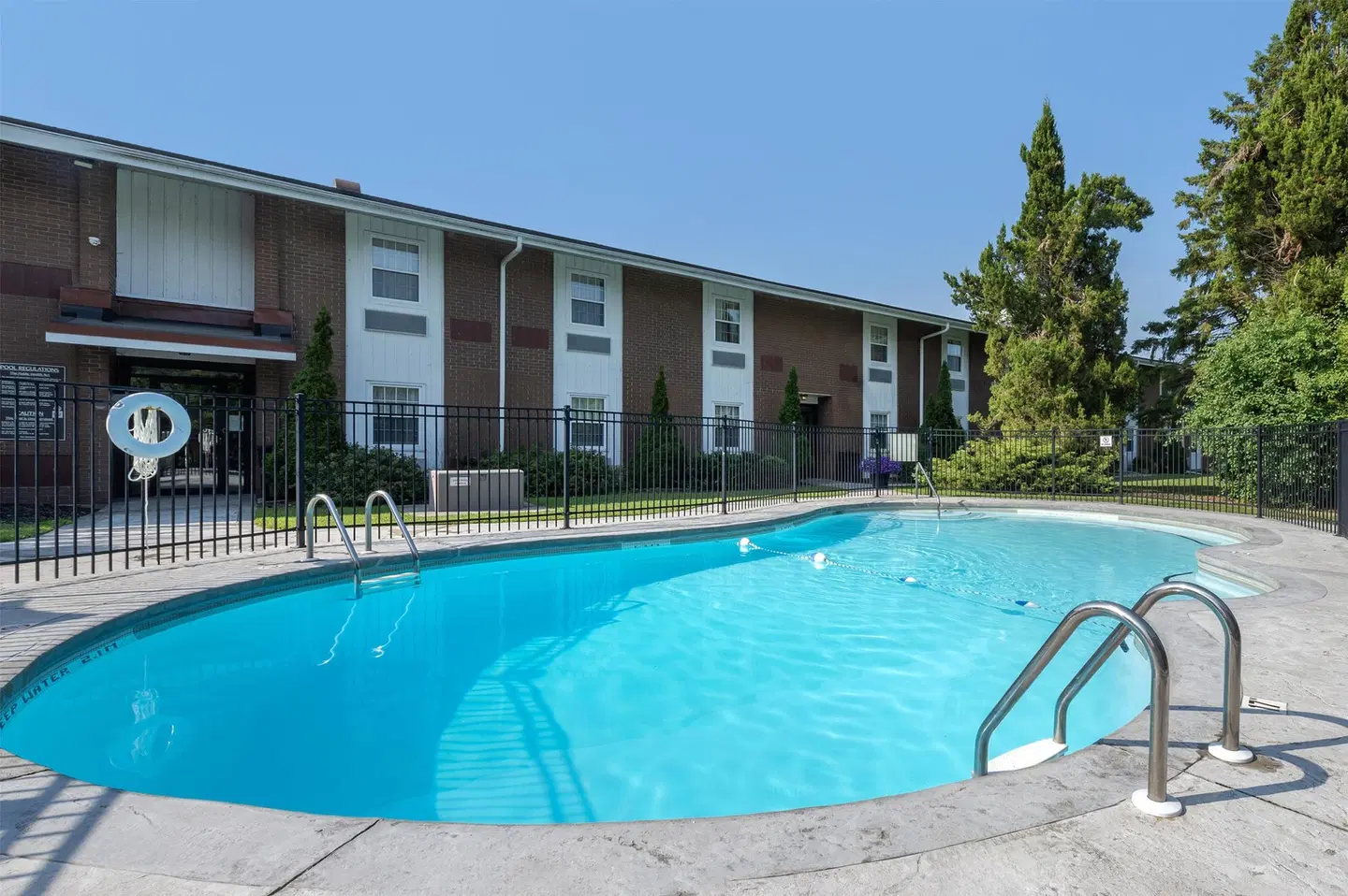 Best Western Parkway Inn & Conference Centre OUTDOOR_POOL