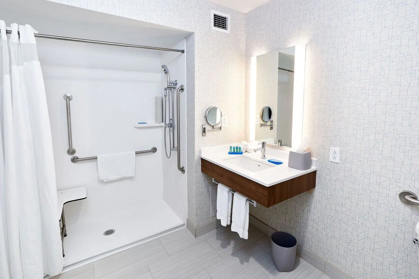 Holiday Inn Express & Suites Dieppe Airport by IHG Badezimmer
