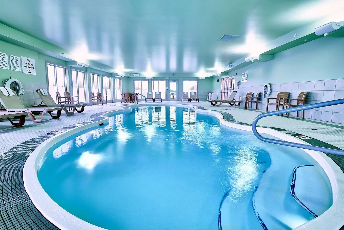 Holiday Inn Express & Suites Dieppe Airport by IHG Hallenbad